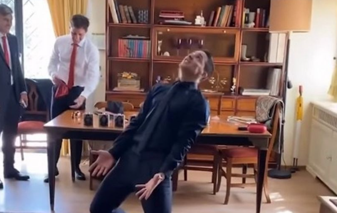 Filho de Simeone imita o pai – Foto: Reprodu&ccedil;&atilde;o Twitter