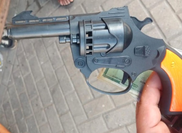 estudante estava com uma arma falsa