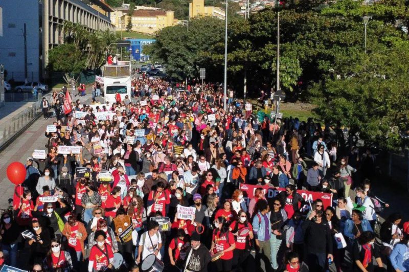 Servidores fizeram manifesta&ccedil;&atilde;o em frente &agrave; Prefeitura de Florian&oacute;polis na tarde desta segunda-feira (20) – Foto: Sintrasem/Divulga&ccedil;&atilde;o/ND