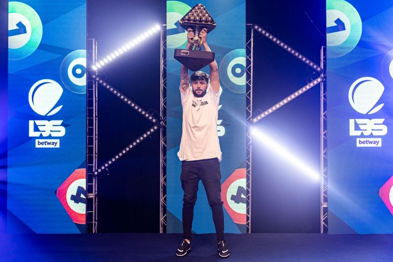 Felipinho levanta o troféu de campeão da primeira edição da Liga Brasileira de Sinuquinha &#8211; Foto: divulgação LBS