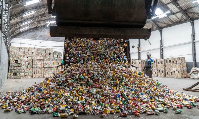 Reciclagem de latas de alum&iacute;nio – Foto: Divulga&ccedil;&atilde;o/Ag&ecirc;ncia Brasil/ND