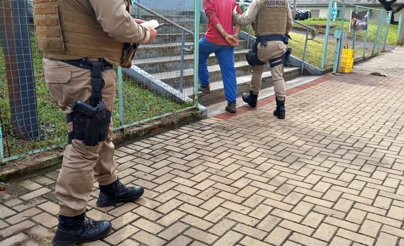 Suspeito foi preso pela Polícia Militar em Chapecó, nesta sexta – Foto: Diego Antunes/ND