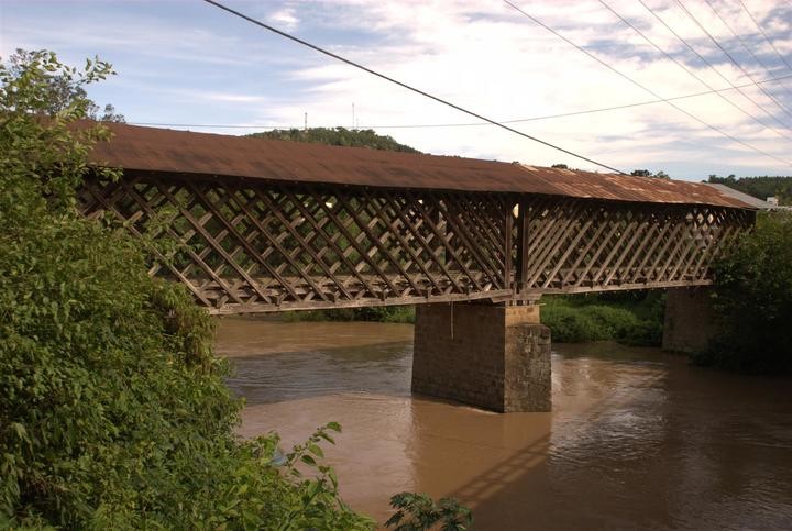 Jovem caiu no Rio Itaja&iacute; do Oeste, no munic&iacute;pio de Tai&oacute; – Foto: Amavi / Divulga&ccedil;&atilde;o / ND