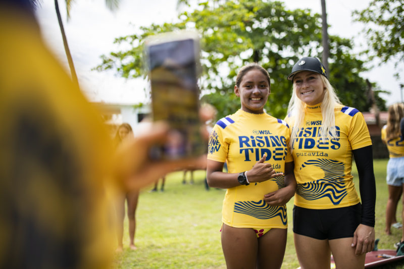 A surfista brasileira Tatiana Weston-Webb (de bon&eacute;), com a surfista participando da Rising Tides com jovens surfistas da nova gera&ccedil;&atilde;o de El Salvador no s&aacute;bado em Punta Roca – Foto: World Surf League/THIAGO DIZ