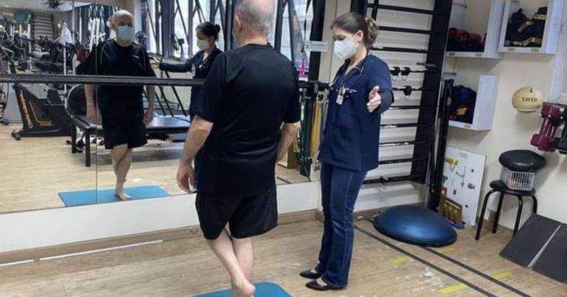 O teste &eacute; simples, mas deve ser feito com apoio de algu&eacute;m ou algum suporte para caso de desequil&iacute;brio – Foto: Reprodu&ccedil;&atilde;o