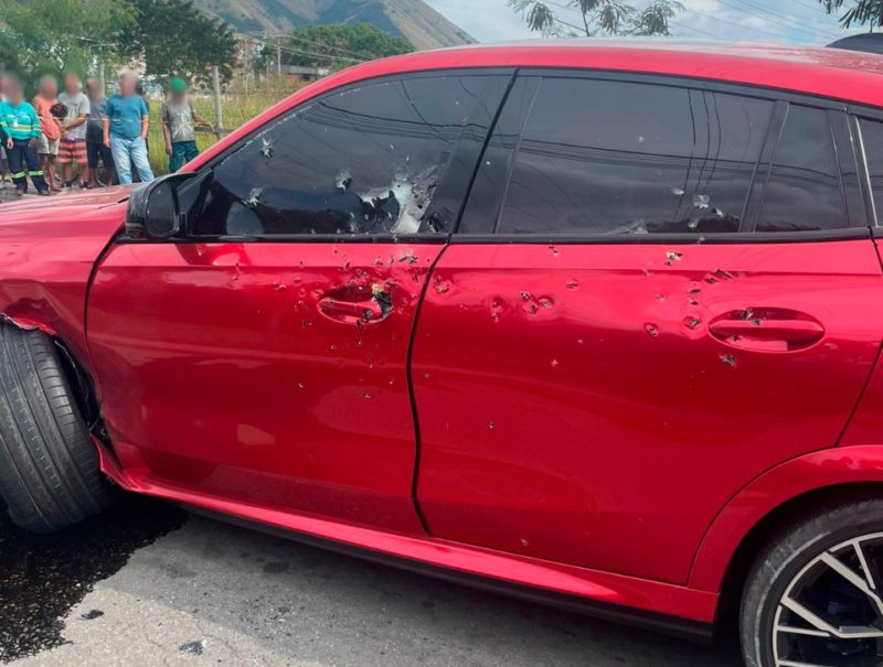 Ve&iacute;culo ficou com dezenas de marcas de tiros – Foto: Internet/ND