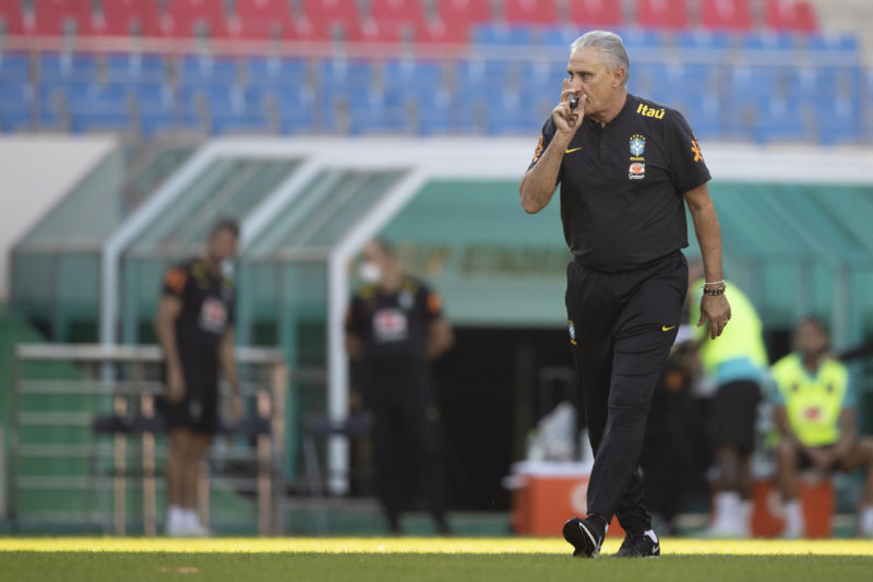 Tite caminha durante treino da seleção brasileira