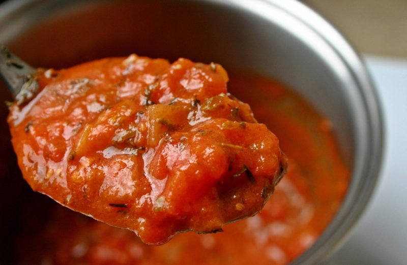 Molho de tomate sendo preparado na panela 