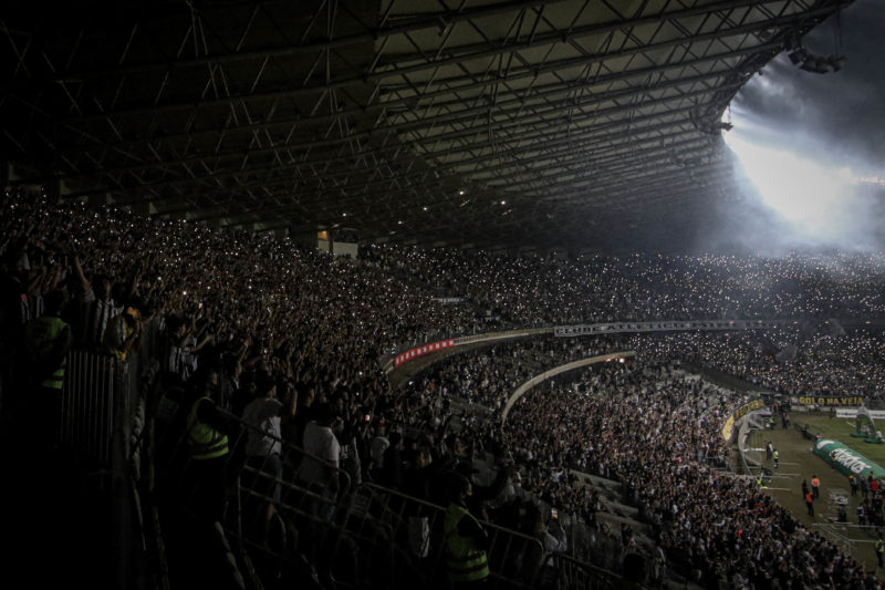 Torcida do Atlético-MG proferiu cantos homofóbicos durante jogo contra o Flamengo