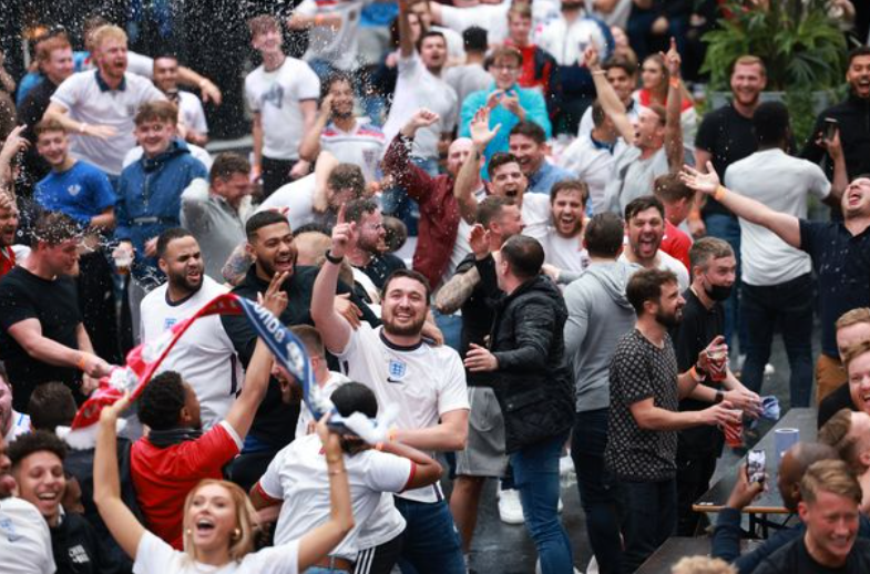 Hooligans ingleses assustaram a Alemanha – Foto: Reprodu&ccedil;&atilde;o Twitter