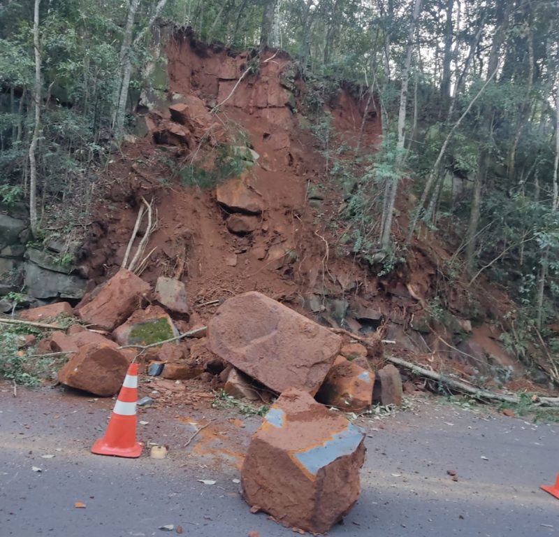Queda de barreira em rodovia 