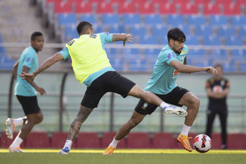 Jogadores da seleção correm com a bola, Neymar desfalca