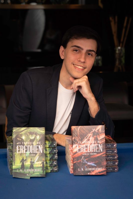 Com apenas 23 anos, o escritor Leonardo lança sua trilogia de fantasia para transportar através das suas crônicas seu leitores para o mundo da ficção