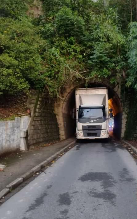 T&uacute;nel ficou com o tr&acirc;nsito interrompido por cerca de 30 minutos, mas foi suficiente para complicar a vida dos motoristas – Foto: Reprodu&ccedil;&atilde;o/ND