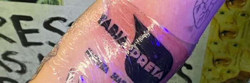 Tatuagem precisava ser em lugar vis&iacute;vel e no tamanho m&iacute;nimo de 8cm – Foto: Rebecaete/Twitter/Divulga&ccedil;&atilde;o/ND