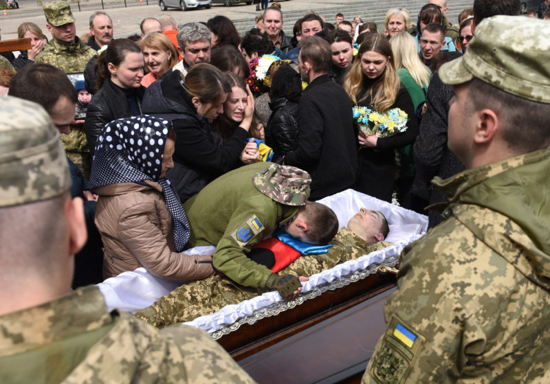 Familiares e amigos despedem-se do militar Oleh Skybyk, morto em combate contra o ex&eacute;rcito russo Foto: Yuriy Dyachyshyn/AFP/ND