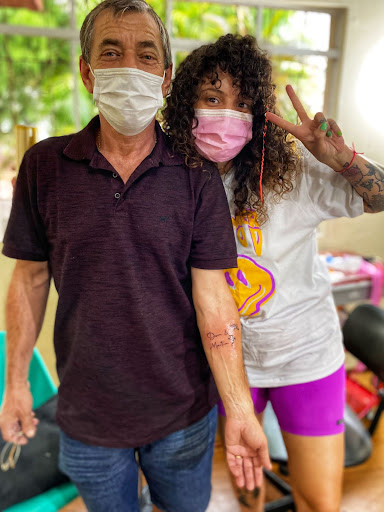 Vilson e Ana, ap&oacute;s o senhor homem de 70 anos realizar sua primeira tatuagem – Foto: Arquivo Pessoal/Divulga&ccedil;&atilde;o/ND
