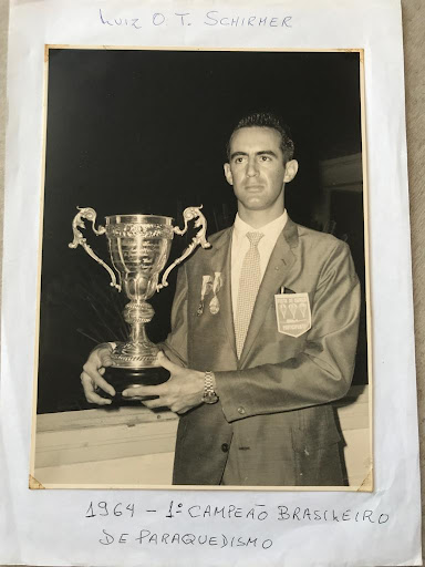 Luiz Schirmer segurando o trof&eacute;u do campeonato brasileiro de paraquedismo em 1964 – Foto: Arquivo Pessoal/Divulga&ccedil;&atilde;o/ND