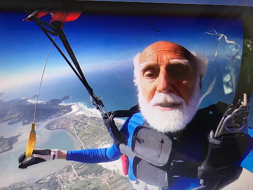 Luiz come&ccedil;ou a saltar pelo ex&eacute;rcito e hoje pratica o paraquedismo h&aacute; 65 anos – Foto: Arquivo Pessoal/Divulga&ccedil;&atilde;o/ND