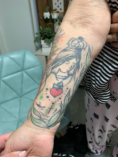 Tatuagem da Nossa Senhora das Gra&ccedil;as feita no antebra&ccedil;o de Sara – Foto: Arquivo Pessoal/Divulga&ccedil;&atilde;o/ND