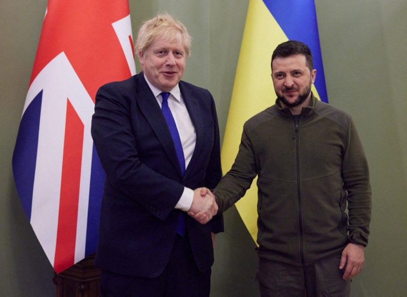 Boris Johnson cumprimenta Zelensky, durante visita do brit&acirc;nico a Kiev – Foto: UPS/Divulga&ccedil;&atilde;o/ND