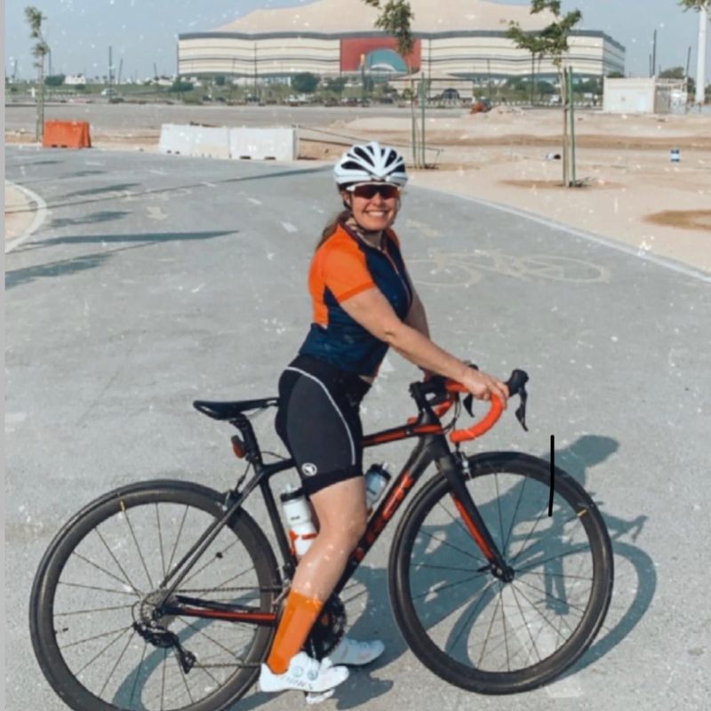 Vanessa em frente ao est&aacute;dio Al Bayt, em Al Khor, no Catar – Foto: Arquivo Pessoal/ND