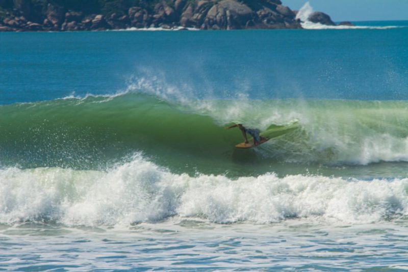 Capa de Revista: Vicente Piacentini em a&ccedil;&atilde;o nas ondas. Entubando para registrar o momento – Foto: divulga&ccedil;&atilde;o vicente surf