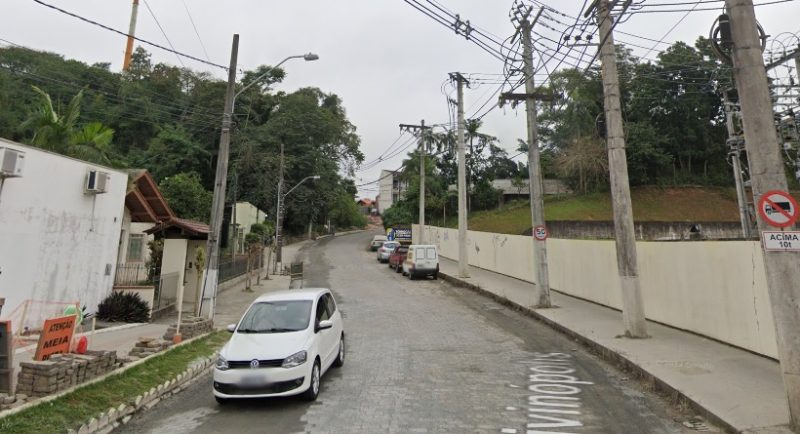 Homem ameaçou atear fogo no carro da ex na rua Divinópolis, em Blumenau