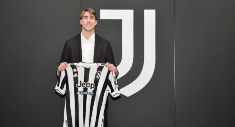 Vlahovic deve enfrentar a Sele&ccedil;&atilde;o Brasileira na Copa do Mundo. O centroavante s&eacute;rvio da Juventus &eacute; avaliado em 85 milh&otilde;es de euros (R$ 431,6 milh&otilde;es). – Foto: Juventus/Divulga&ccedil;&atilde;o