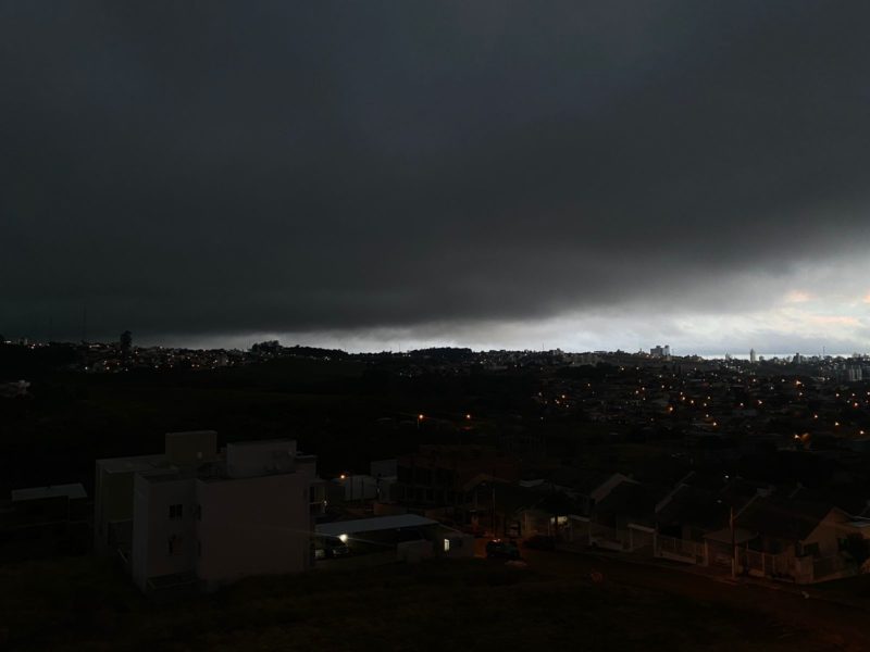 Nuvem gigante cobriu o c&eacute;u e fez anoitecer mais cedo em Chapec&oacute;. – Foto: Willian Ricardo/ND