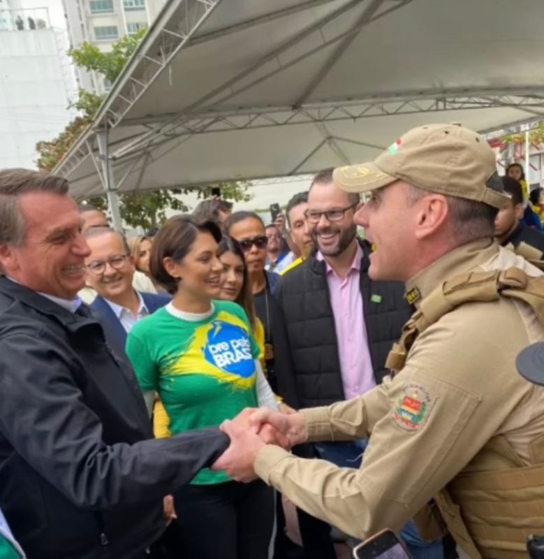 The coin was delivered by the head of the military police of Balneario Camboriu - Photo: Reproduction / Internet