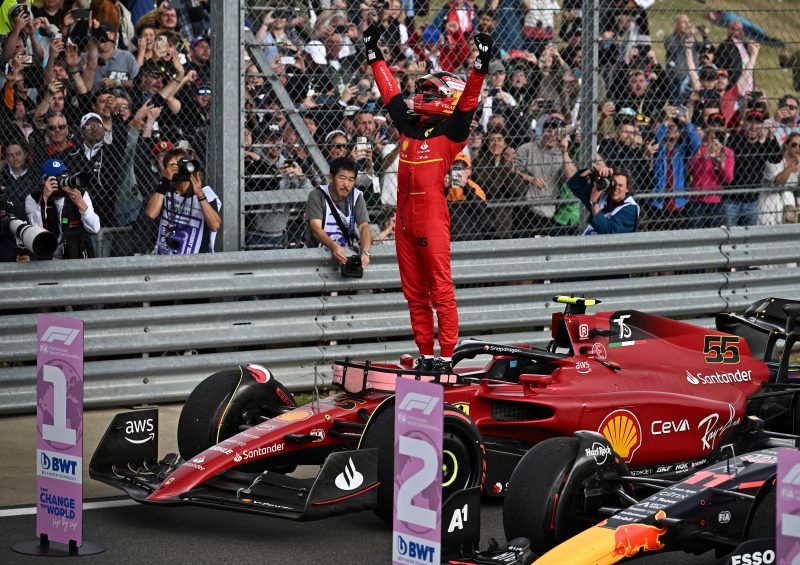 Carlos Sainz Jr festeja vitória em Silverstone. Foto – Ben Stansall / AFP/ND