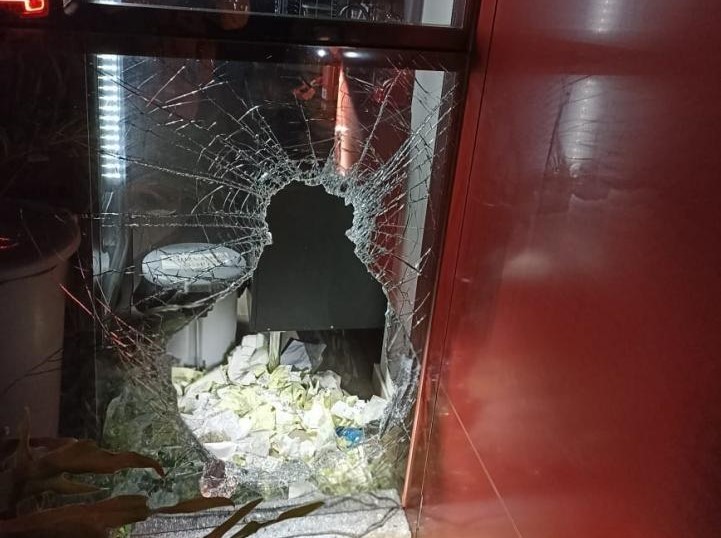 Ladrão quebrou o vidro do supermercado. &#8211; Foto: Polícia Militar/Divulgação/ND