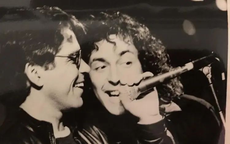 Nosso primeiro encontro foi em Floripa, a meu convite, veio participar do show “Ginga Brasil” no Aterro da Baia Sul, patrocinado pela US Top, uma marca de jeans. Estavam l&aacute; 30 mil pessoas e v&aacute;rios artistas famosos do Pa&iacute;s. E ali nasceu uma grande amizade. Foto: arquivo pessoal