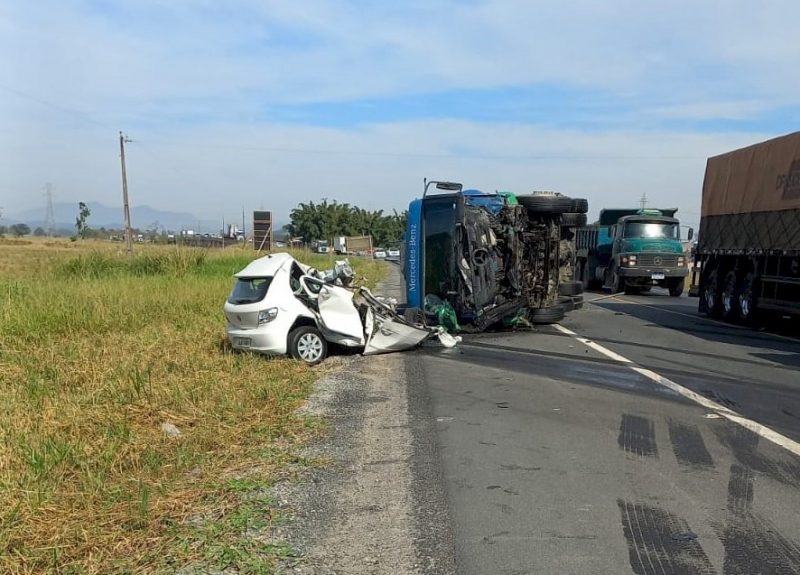Acidente com caminh&atilde;o-tanque deixa pessoa morta e bloqueia BR-470 completamente em Ilhota – Foto: Divulga&ccedil;&atilde;o