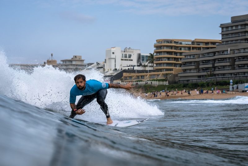 WSL &Aacute;frica do Sul: O surfista catarinense Alejo Muniz busca uma das vagas nas oitavas de final da etapa – Foto: Alan Van Gyzen / World Surf League