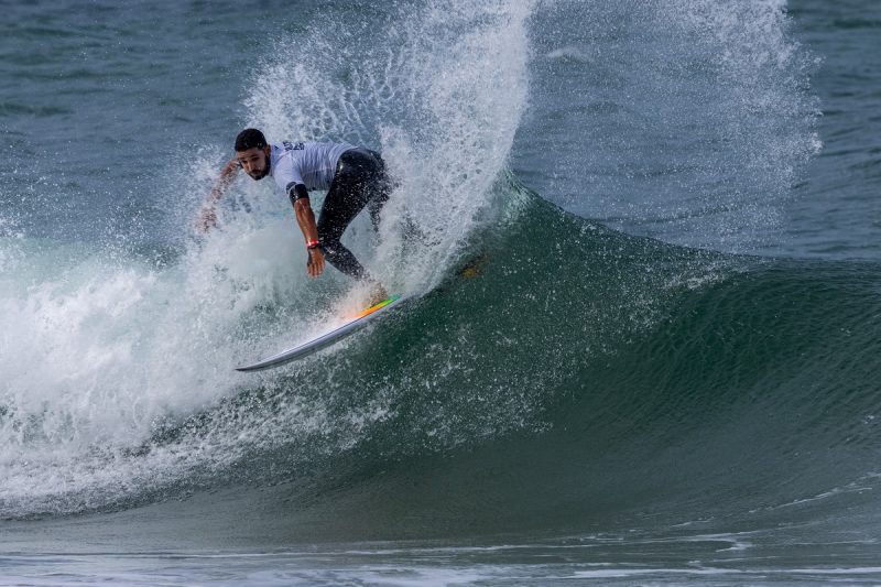 Brasileiro Michael Rodrigues na briga por uma vaga no G-10 do Challenger Series, grupo que sobe de divis&atilde;o na pr&oacute;xima temporada – Foto: Pierre Tostee / World Surf League