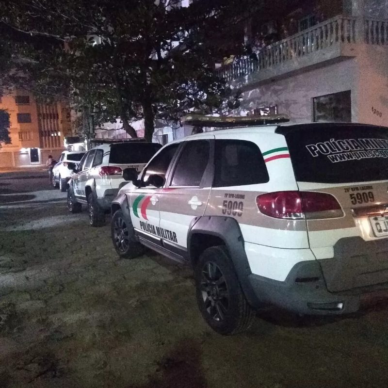 Viaturas da PM estiveram no local da ocorr&ecirc;ncia. Edif&iacute;cio ser&aacute; analisado pela per&iacute;cia – Foto: Divulga&ccedil;&atilde;o Portal Gaules/ND