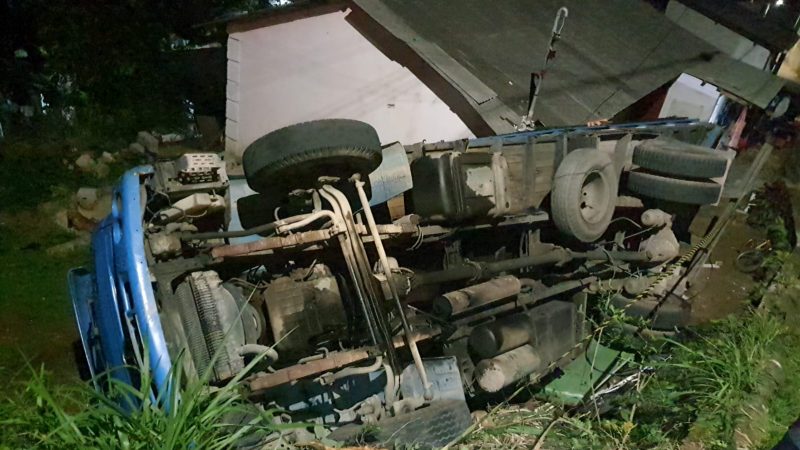 Caminh&atilde;o ainda n&atilde;o foi retirado do local – Foto: Defesa Civil/Reprodu&ccedil;&atilde;o/ND