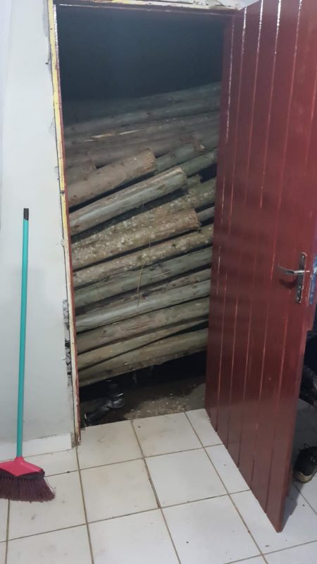 Carga bloqueia porta e impossibilita moradores de entrarem na casa – Foto: Defesa Civil/Reprodu&ccedil;&atilde;o/ND