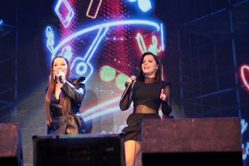 Com sucessos autorais e cl&aacute;ssicos do sertanejo, a dupla embalou o encerramento da festa – Foto: Marcos Porto/Prefeitura de Itaja&iacute;/ND