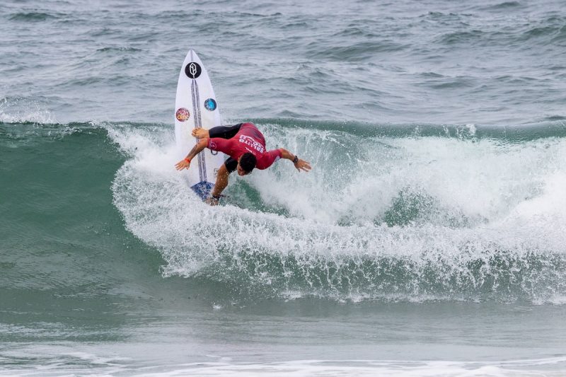 Deivid Silva foi um dos destaques do dia, colocando mais um atleta brasileiro na fase seguinte da WSL &Aacute;frica do Sul&nbsp; – Foto: NicoletteTostee / World Surf League