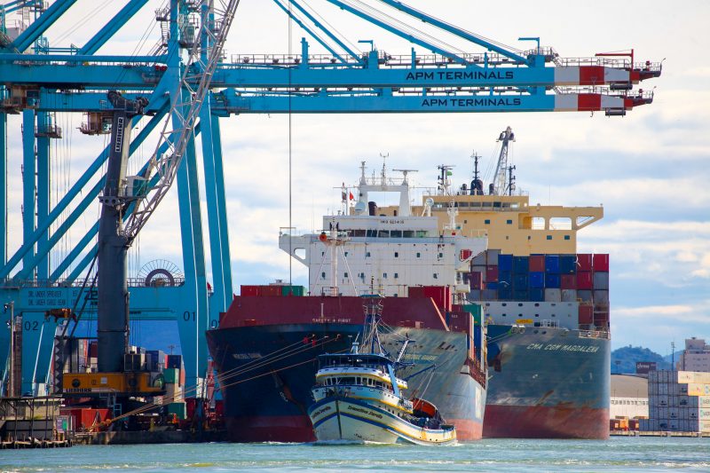 Vessels anchored in the port of Itajaí have received a new deep-sea dredger.