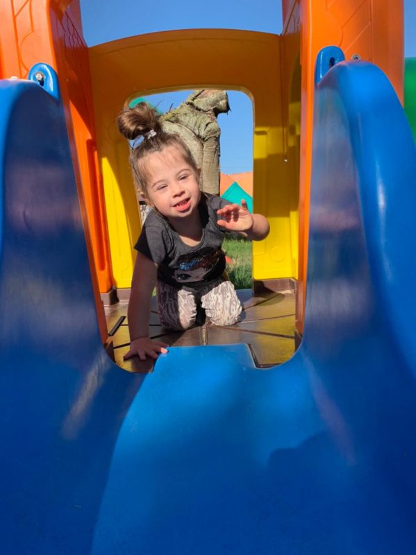 Juju tornou-se uma crian&ccedil;a alegre e amorosa devido ao acolhimento que recebe da fam&iacute;lia, dos professores e dos amigos – Foto: PMF/Divulga&ccedil;&atilde;o/ND