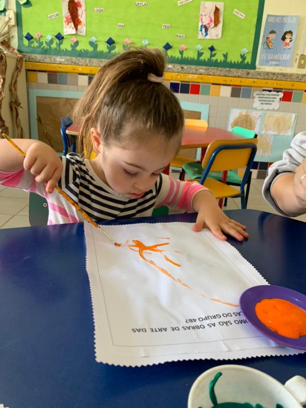 Na creche, Juju participa de atividades que visam ao desenvolvimento de sua coordena&ccedil;&atilde;o motora – Foto: PMF/Divulga&ccedil;&atilde;o/ND