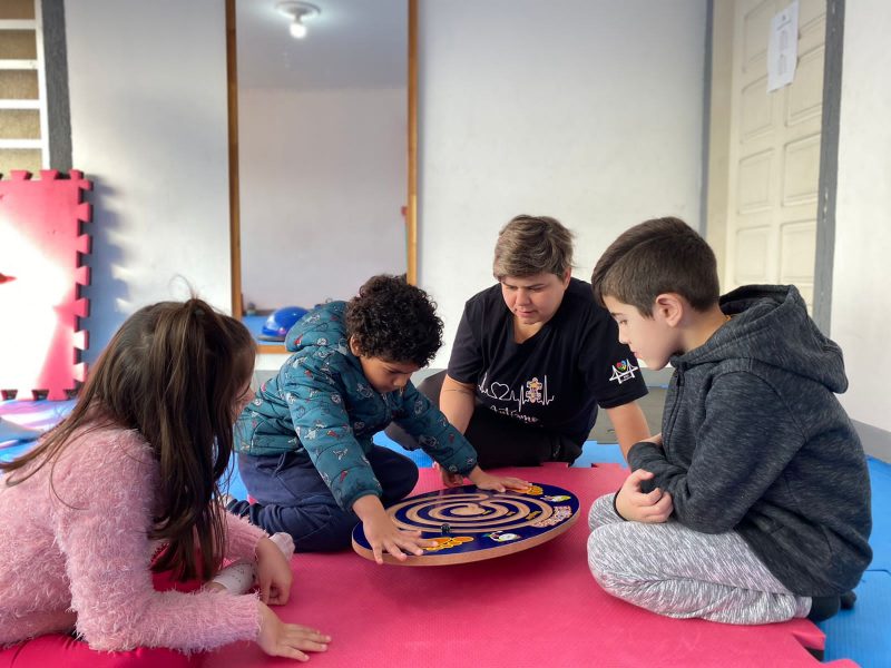 Meninas esfor&ccedil;adas, calmas e bem-comportadas n&atilde;o chamam a aten&ccedil;&atilde;o de professores e m&eacute;dicos – Foto: Pr&oacute; Autismo Floripa/Reprodu&ccedil;&atilde;o/ND