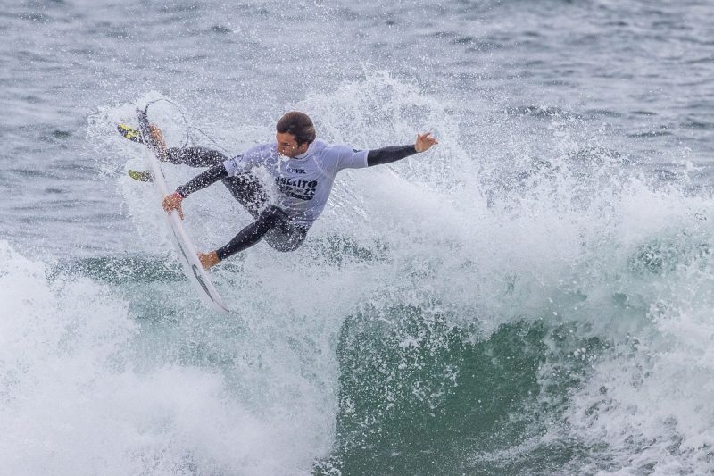 O surfista de Florian&oacute;polis, Mateus Herdy, mandou esse a&eacute;reo para buscar uma boa nota e avan&ccedil;ar de fase – Foto: Nicolette Tostee / World Surf League