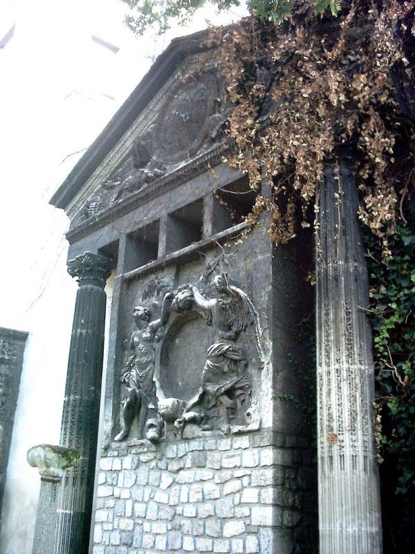 Partes das ru&iacute;nas do pal&aacute;cio foram espalhadas pela Fran&ccedil;a ap&oacute;s inc&ecirc;ndio – Foto: Reprodu&ccedil;&atilde;o/Redes Sociais/ND