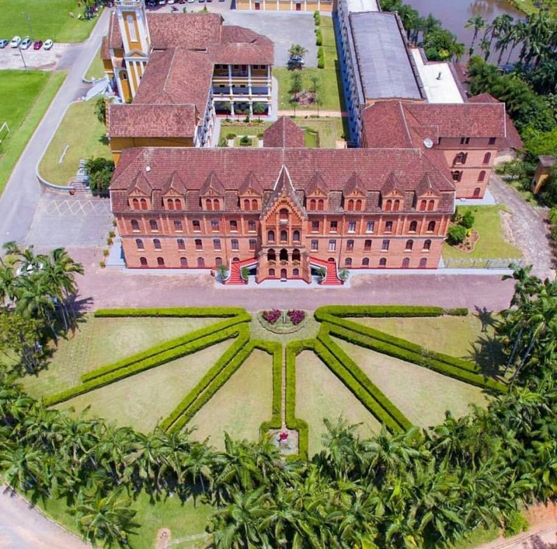 Na foto aparece uma imagem de cima do Seminário de Corupá para mostrar toda a estrutura externa do espaço