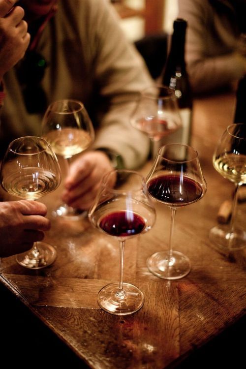 A bebida queridinha da estação com certeza é o vinho, e nessa matéria você confere diversas dicas de como harmoniza-lo 